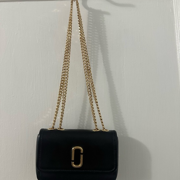Marc Jacob’s - Black Crossbody Mini Bag with Gold Hardware and Adjustable Chain - Picture 3 of 6